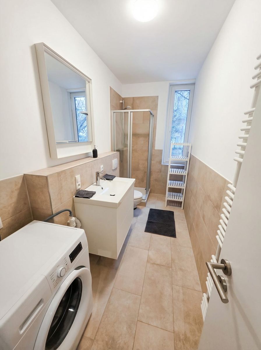 Neues Duschbad mit Waschmaschinenplatz