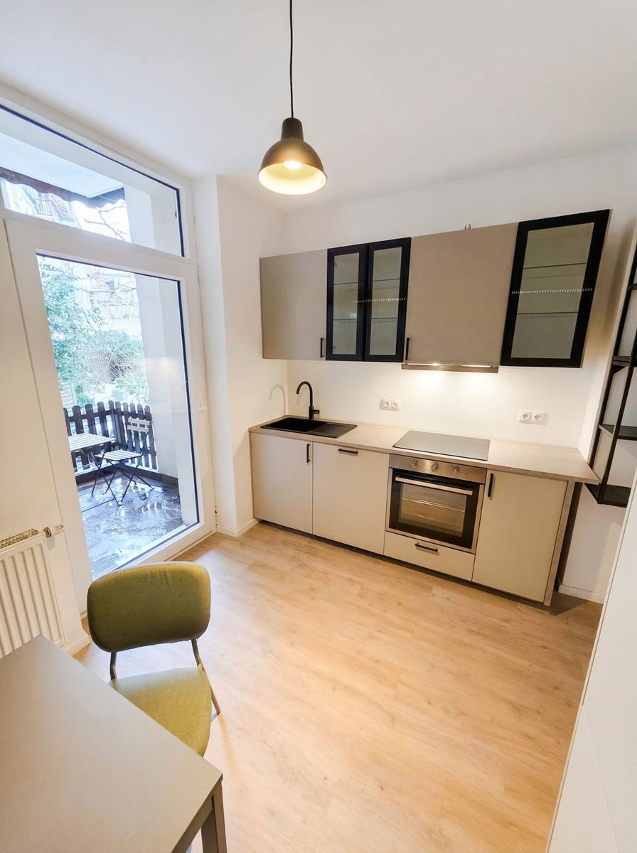 Neue Einbauküche einer sanierten Beispielwohnung