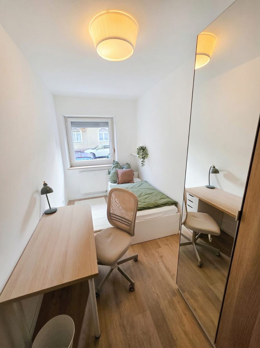Möbliertes WG-Zimmer mit Schreibtisch