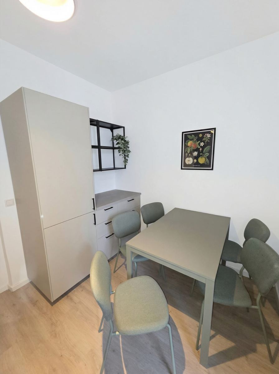 Möblierter Essbereich einer sanierten Beispielwohnung