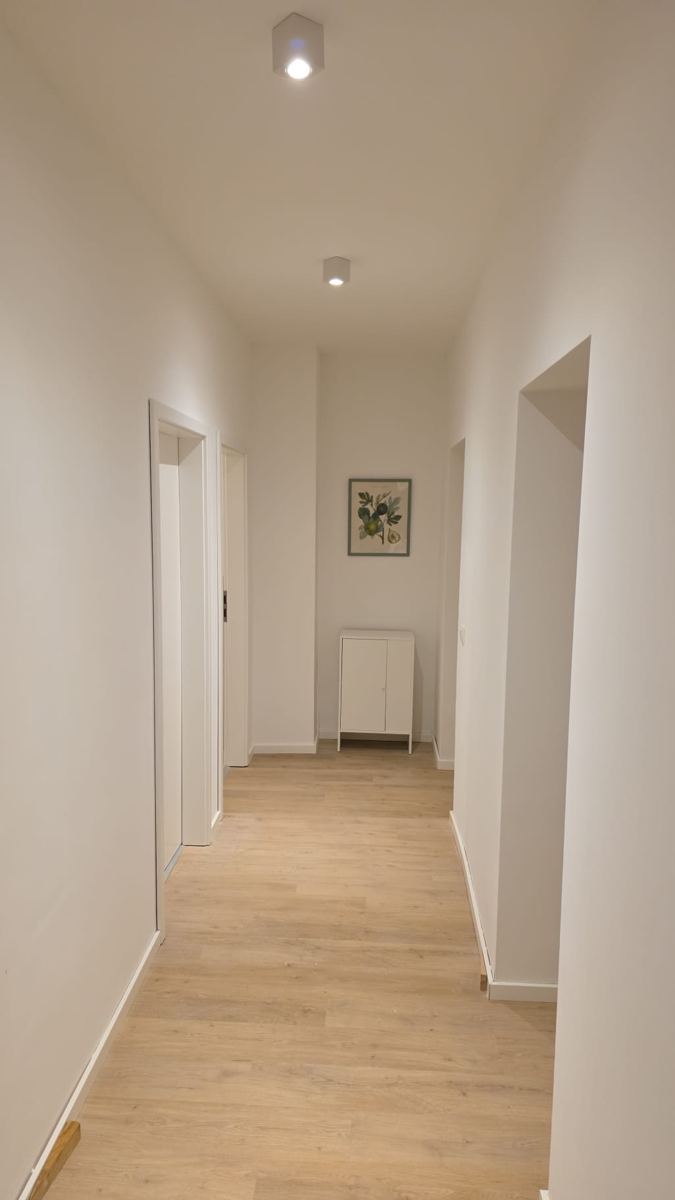 Renovierter Flur mit Vinylboden